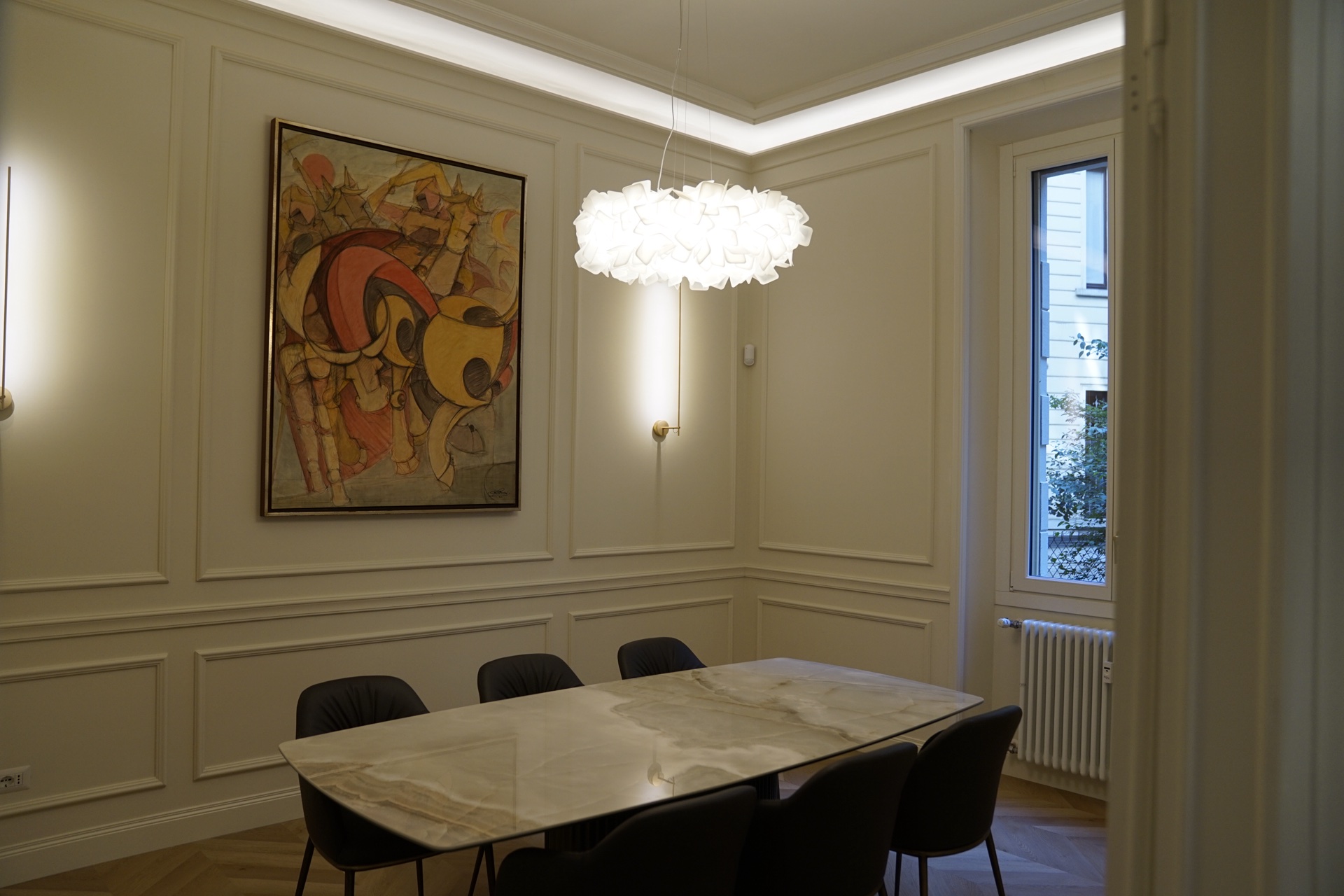 Sala riunioni grande: tavolo in marmo onice, quadro figurativo, finestra sul giardino