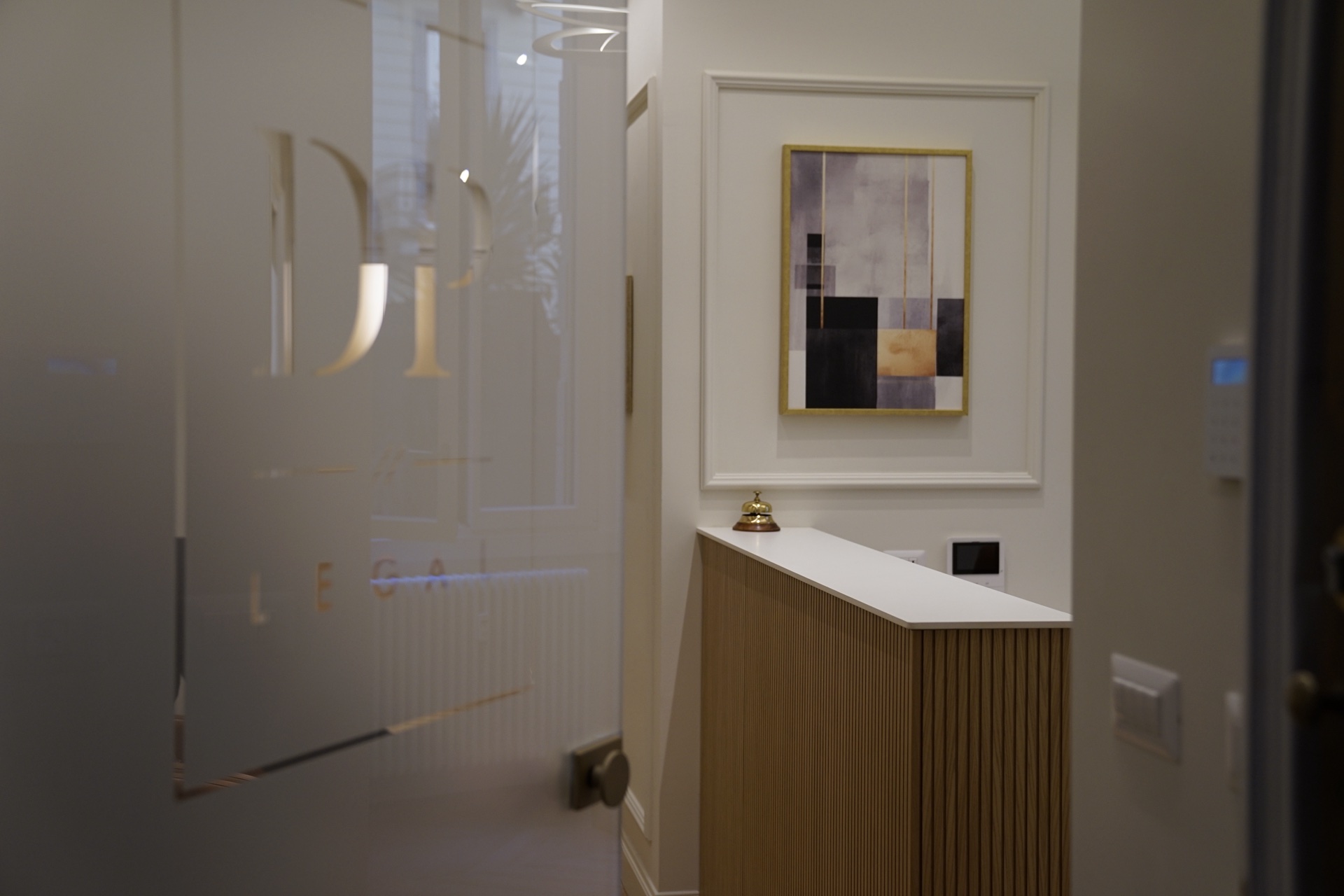 Porta DP smerigliata con quadro astratto su parete cream · ingresso allo studio