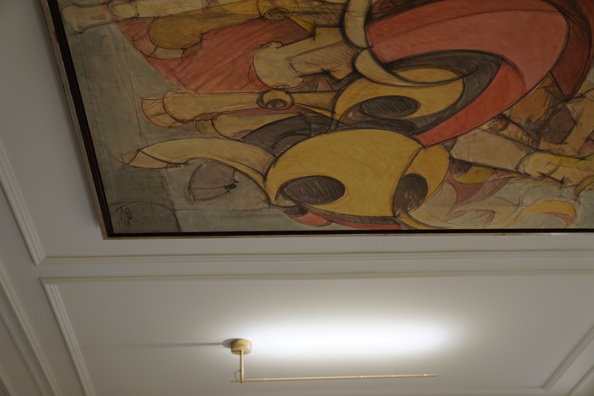 Dettaglio quadro figurativo con applique a parete in primo piano · sala riunioni